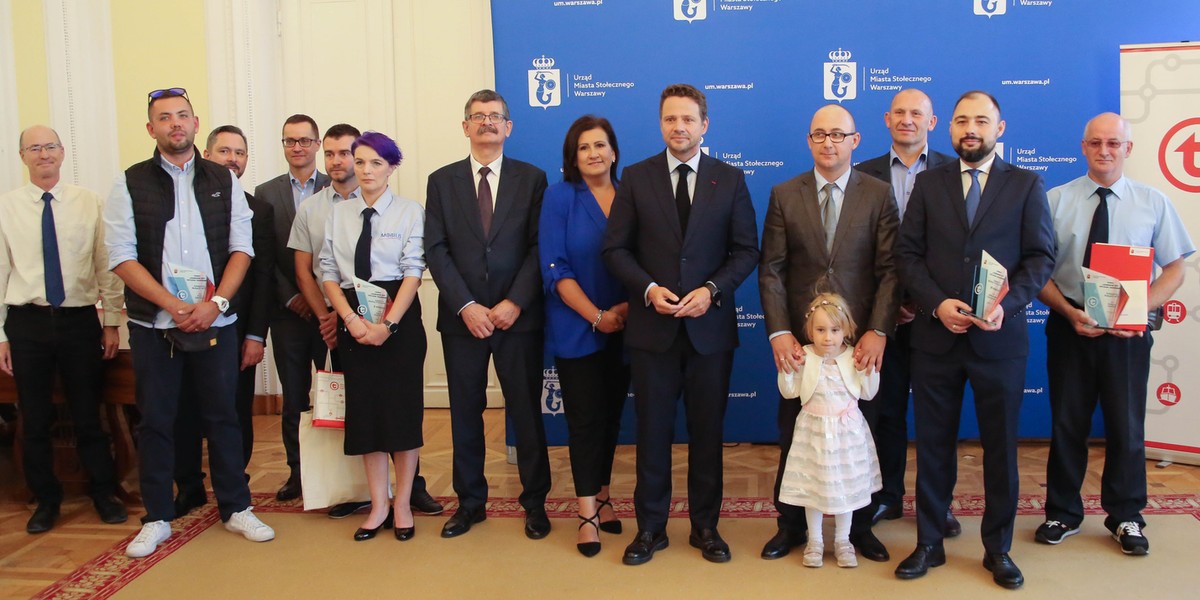 Pracownicy komunikacji miejskiej dostali nagrody za dobrą pracę, oraz ratowanie ludzkiego życia i zdrowia.