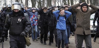 Zdjęcia z zatrzymań w Petersburgu obiegły świat. Budzą przerażające skojarzenia