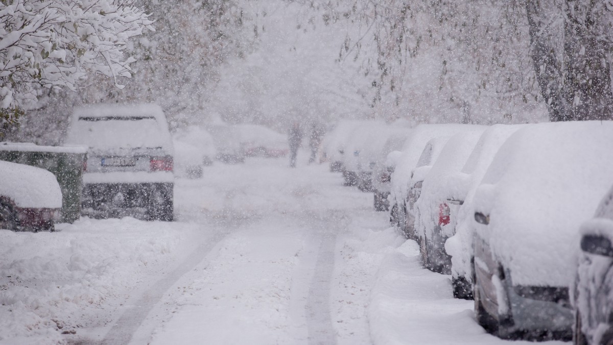 Instytut Meteorologii i Gospodarki Wodnej wydał ostrzeżenia dla 14 województw. Zaczną one obowiązywać od jutrzejszego poranka i potrwają przynajmniej dobę. Najgorzej sytuacja przedstawia się na południu kraju. Tam wydano ostrzeżenia drugiego stopnia dla woj. podkarpackiego i Małopolski.