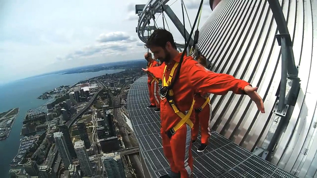 Podziwianie panoramy miasta z wysokości kilkuset metrów dostarcza niezapomnianych widoków. W Toronto można tego doświadczyć, spacerując po krawędzi CN Tower. Na dodatek zupełnie bez trzymanki.