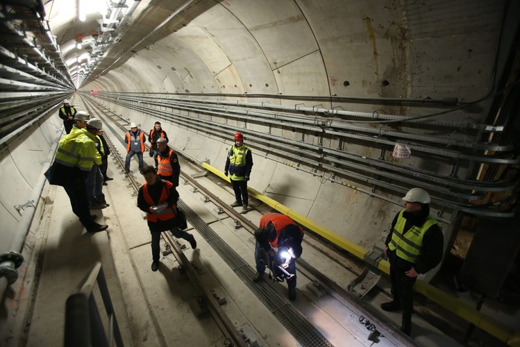 Tunel pod Wisłą na odcinku II linii warszawskiego metra, pomiędzy stacjami Stadion Narodowy - Centrum Nauki Kopernik, podczas prezentacji mediom stanu infrastruktury metra, 25 bm. w Warszawie. Przedstawiciele mediów zostali zaproszeni w związku z pojawiającymi się nieścisłymi informacjami na temat przecieków w tunelach.<br><br>(zuz) PAP/Leszek Szymański