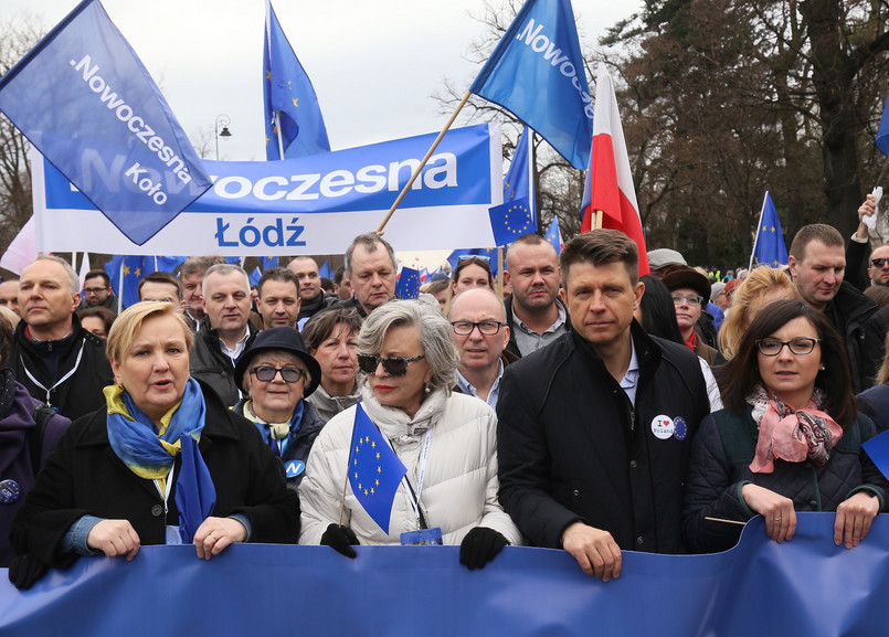 O powołanie ruchu obywatelskiego pod hasłem "Polska w Europie" - mówił podczas manifestacji poparcia dla UE "Marsz dla Europy: Kocham Cię, Europo!" lider Nowoczesnej, Ryszard Petru. PO na 6 maja zapowiedziała kolejną manifestację poparcia dla Unii.