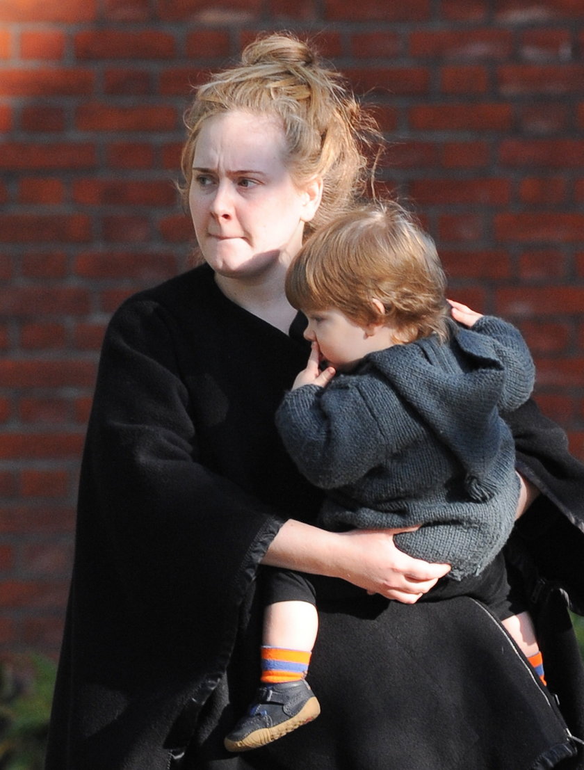 Adele wybrała się na rodzinny spacer bez makijażu. Gwiazda ma zadbaną cerę i wygląda bardzo dobrze.