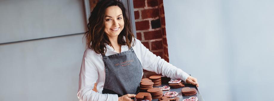 Iga Sarzyńska-Komorowska, która wraz z mężem Maciejem stworzyła w Toruniu nową piernikową markę, o składzie i zdobieniu pachnącego ciasta może opowiadać godzinami.