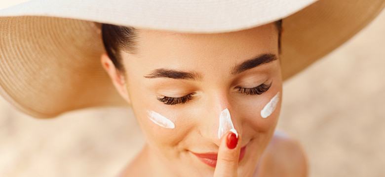 Te składniki w kosmetykach rozświetlą zmęczoną skórę twarzy