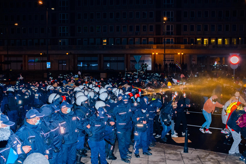 Warszawa, 29 stycznia 2021 r. Protest Strajku Kobiet na pl. Powstańców Warszawy. Policja użyła gazu pieprzowego i pałek teleskopowych do pacyfikacji protestujących