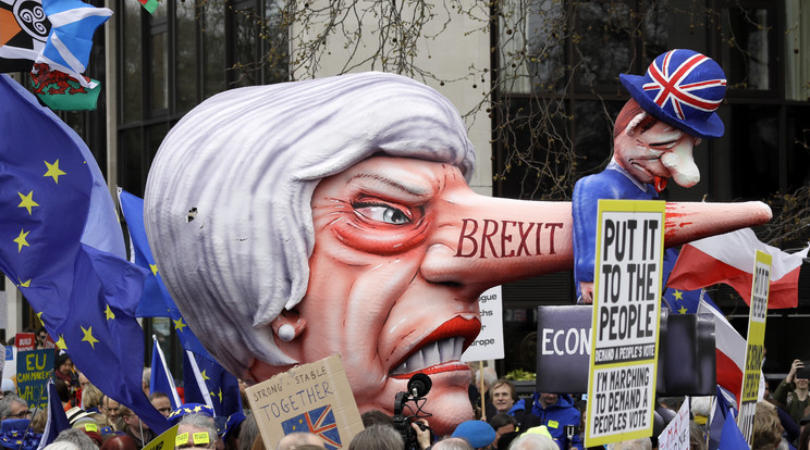 Az újabb Brexit-népszavazásra buzdító, People's Vote - A nép voksa - nevű kampánycsoport aktivistái Theresa May gúnyfiguráját viszik Londonban / Fotó: MTI AP Kirsty Wigglesworth
