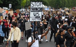 "Życie czarnych się liczy!". Tysiące demonstrantów w centrum Londynu