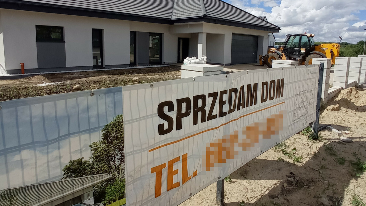 Coraz więcej domów na sprzedaż. Polacy pytają o odległość od obiektów wojskowych 