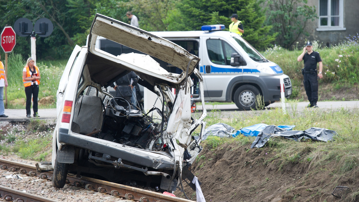 Wzrosła liczba ofiar zderzenia busu z pociągiem na niestrzeżonym przejeździe kolejowym w Bratoszewicach w województwie łódzkim. W szpitalu zmarła dziewiąta ofiara. W zderzeniu zginęło osiem osób. Do tragedii doszło o godzinie 5.45. Bus jechał drogą Domaradzyn - Bratoszewice. Wszystkie ofiary i osoby poszkodowane w wypadku podróżowały busem.