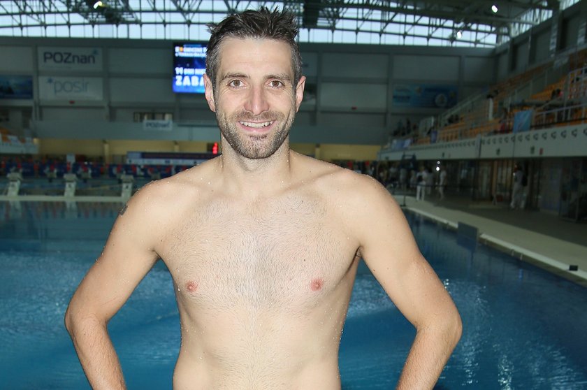 Maciej Dowbor na basenie trenuje do "Celebirty Splash"