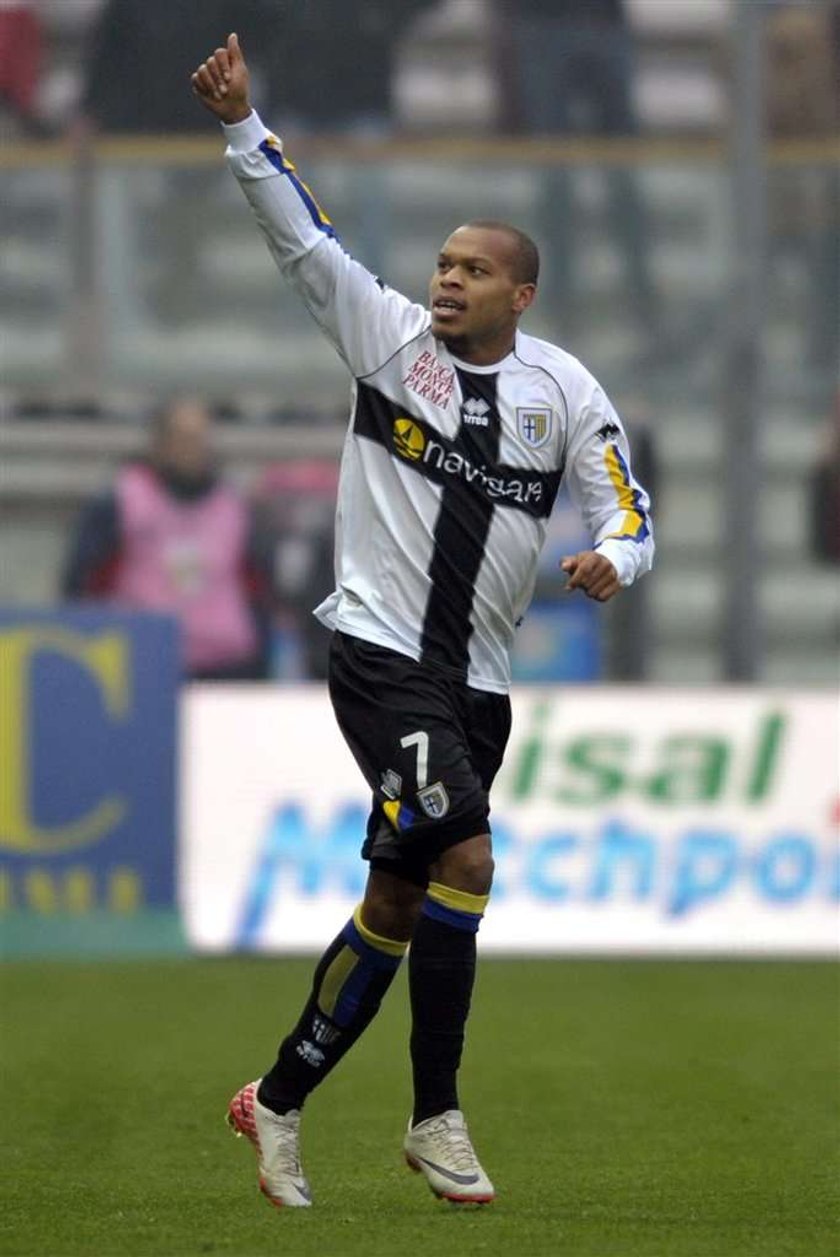 Jonathan Biabiany z ciężarną żoną na plaży