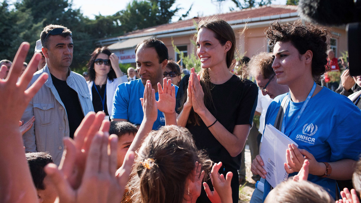 Amerykańska aktorka, ambasador dobrej woli z ramienia ONZ Angelina Jolie przyjechała na włoską wyspę Lampedusa, na którą w ostatnich miesiącach przypłynęło z Afryki, głównie z Tunezji i Libii, ponad 40 tysięcy uchodźców.