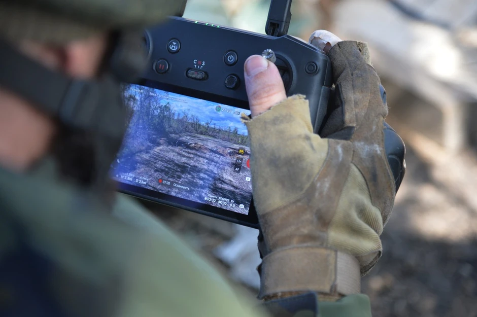 Pripadnik Vagnera pronalazi mine uz pomoć kvadkoptera kod Bahmuta početkom septembra