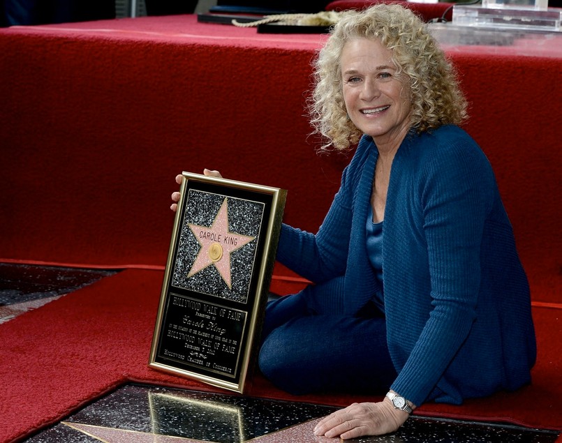 Carole King należy do grona najwybitniejszych autorek piosenek na świecie. Po otrzymaniu każdej możliwej nagrody branżowej, artystka dodała do kolekcji prestiżową gwiazdę ze swoim imieniem na chodniku przy Hollywood Boulevard