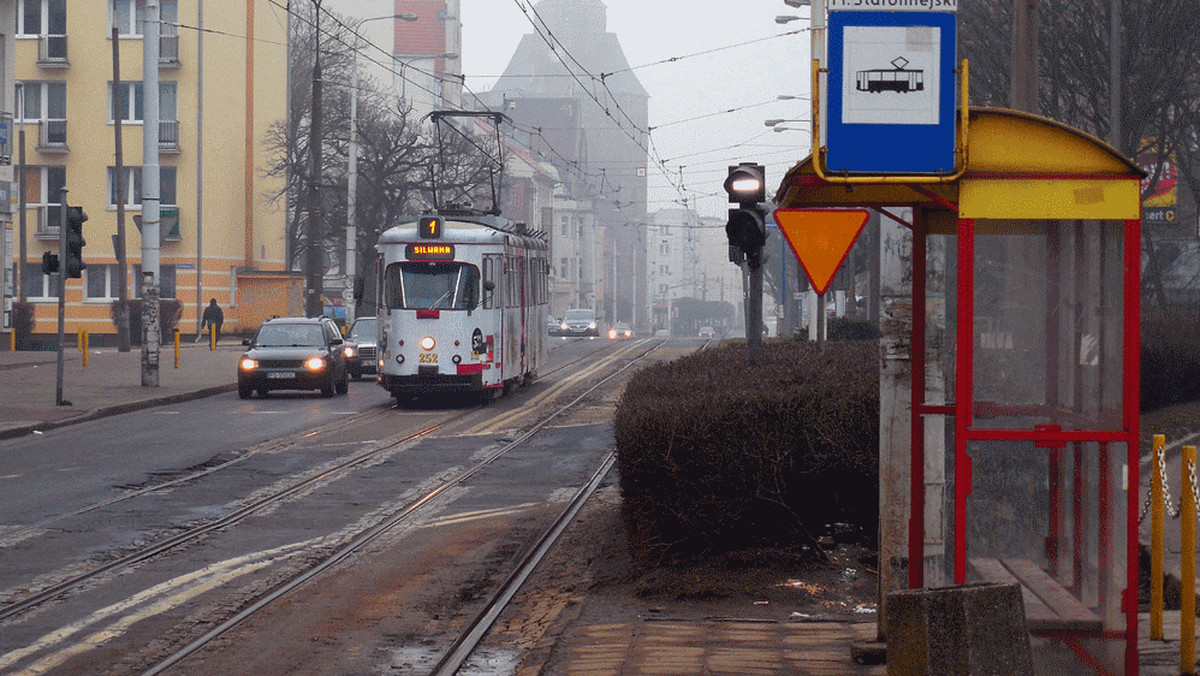 Mieszkańcy Gorzowa Wielkopolskiego muszą liczyć się z utrudnieniami w ruchu drogowym. W wyniku awarii, do której doszło 28 lutego przy Rondzie Santockim, zawieszone zostały kursy linii tramwajowych nr 1 i 3. Z użycia wyłączony został także fragment jednego z pasów jezdni.