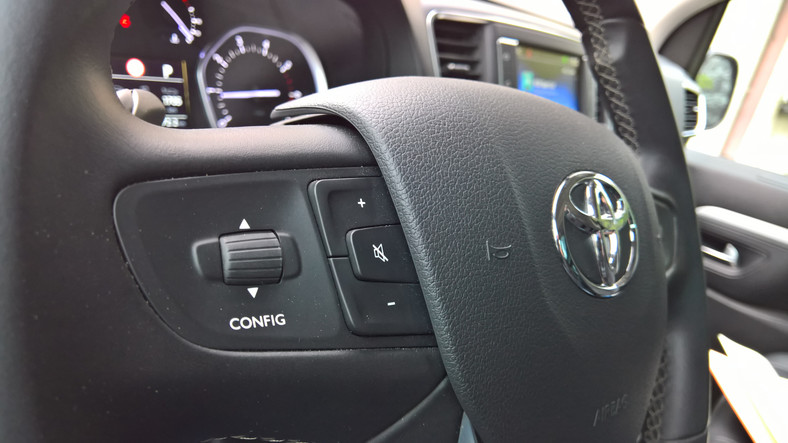 Wygodne sterowanie głośnością w kierownicy. Niestety pokrętło w radiu nie jest podświetlone. Toyota Proace