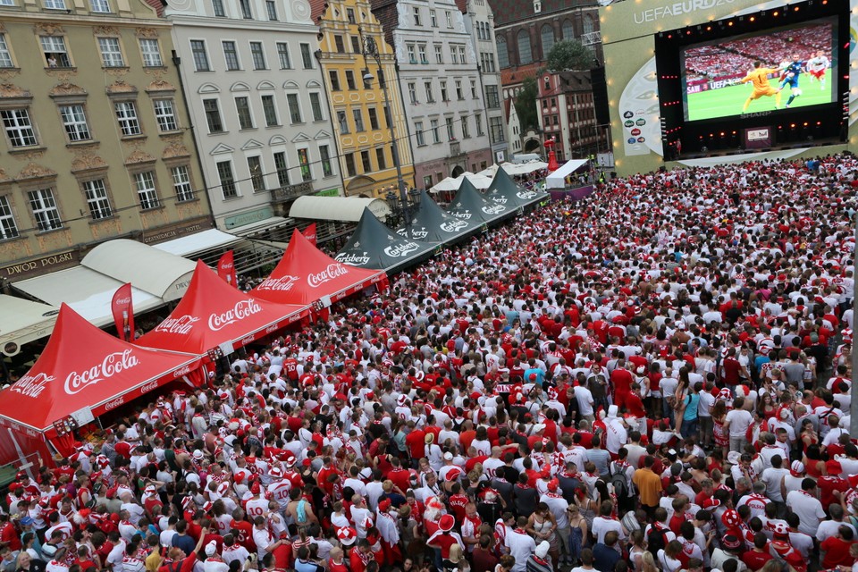 Wrocławska strefa kibica przed spotkaniem Polska-Czechy, fot. PAP/Stanisław Rozpędzik