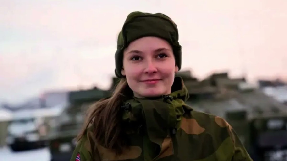 Księżniczka Ingrid Aleksandra podczas odbywania zasadniczej służby wojskowej.