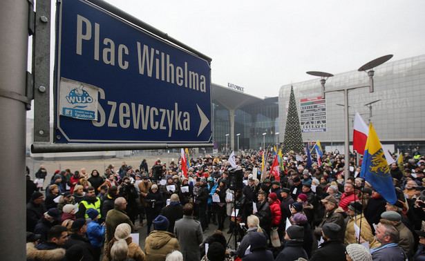 Wojewoda zmienił nazwę katowickiego placu Szewczyka na plac Kaczyńskich. Sąd tę decyzję uchylił