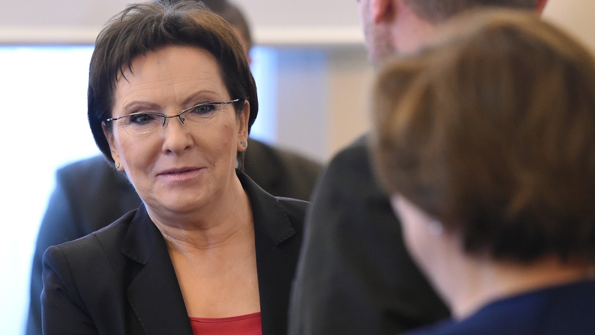 Premier Ewa Kopacz spotkała się dzisiaj z gabinetem cieni Kongresu Kobiet. Spotkanie trwało dwa razy dłużej niż planowano, zakończyło się przed godz. 13. Mowa była m.in. o wprowadzeniu tzw. suwaka na listach wyborczych, ustawie o in vitro, związkach partnerskich.