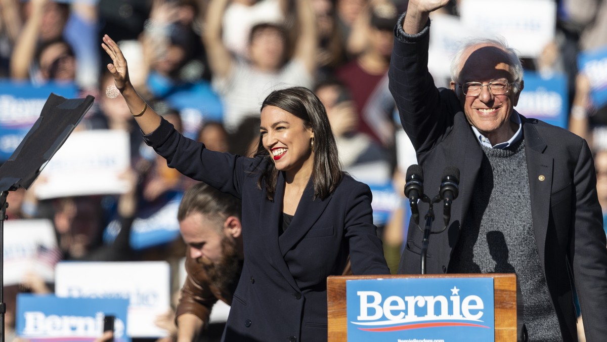 Lewoskrzydłowi Demokratów: Kongresmenka Alexandria Ocasio-Cortez i senator Bernie Sanders 