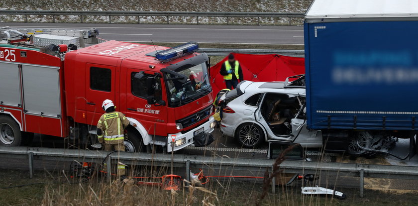 Z porsche została miazga. Podróżowali nim lokalny polityk i lekarz. Śledczy ujawniają przyczynę tragedii