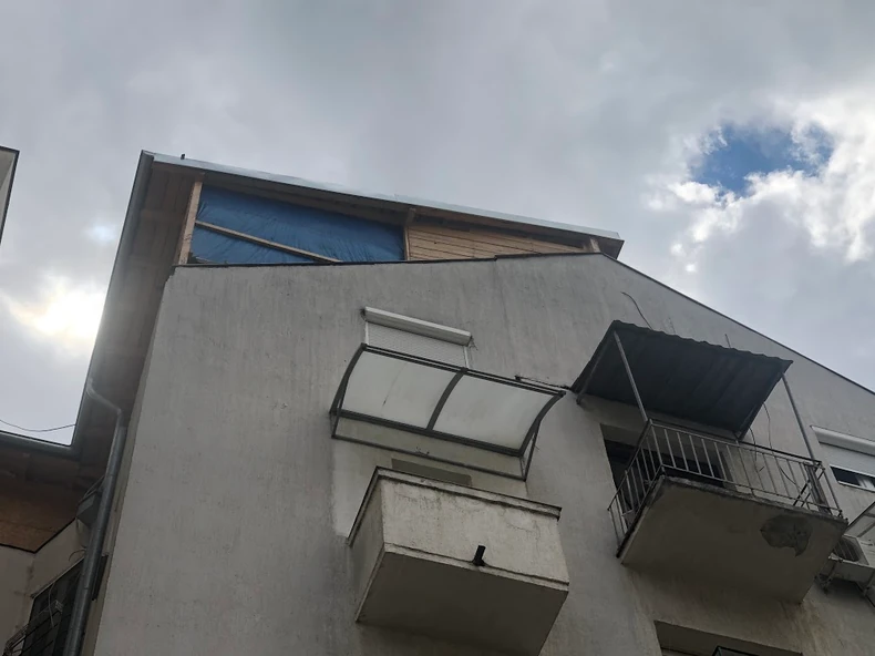 Zadnja strana brvnare na vrhu zgrade