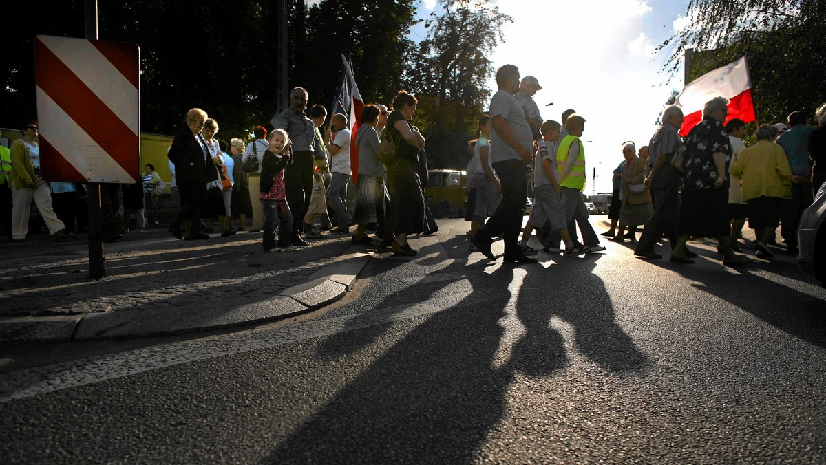 Prawie tysiąc osób blokowało ruch tranzytowy w centrum Inowrocławia (woj. kujawsko-pomorskie). Obwodnica Inowrocławia, której budowa miała ruszyć w tym roku, znalazła się na liście dróg zaplanowanych na późniejsze lata.