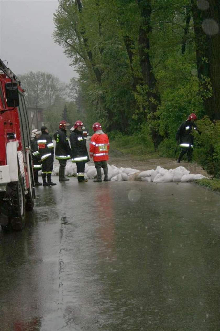 Przez silne ulewy szczególnie w województwach śląskim i małopolskim wylało wiele rzek, a inne zbliżają się do przekroczenia stanu alarmowego