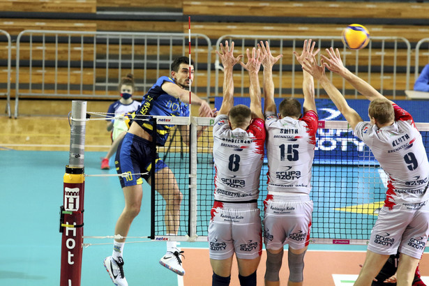 Siatkarze drużyny Grupa Azoty ZAKSA Kędzierzyn-Koźle Adrian Staszewski (2L), David Smith (2P) i Bartłomiej Kluth (P) oraz Wassim Ben Tara (L) ze Stali Nysa podczas meczu Ekstraklasy, w hali "Azoty"