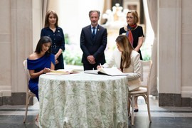 PRVA I DRUGA DAMA SAD: Kada su ustale, SPEKTAKL! Melanija nosi CIPELE koje su REMEK - DELO, ali su PREZAHTEVNE, a SVILENA  KOŠULJA posebno će se dopasti Srpkinjams