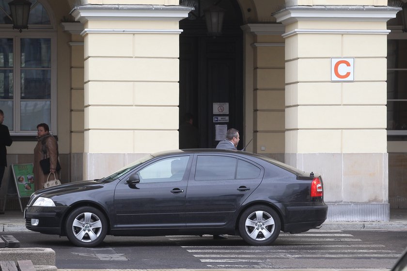 służbowa limuzyna czeka