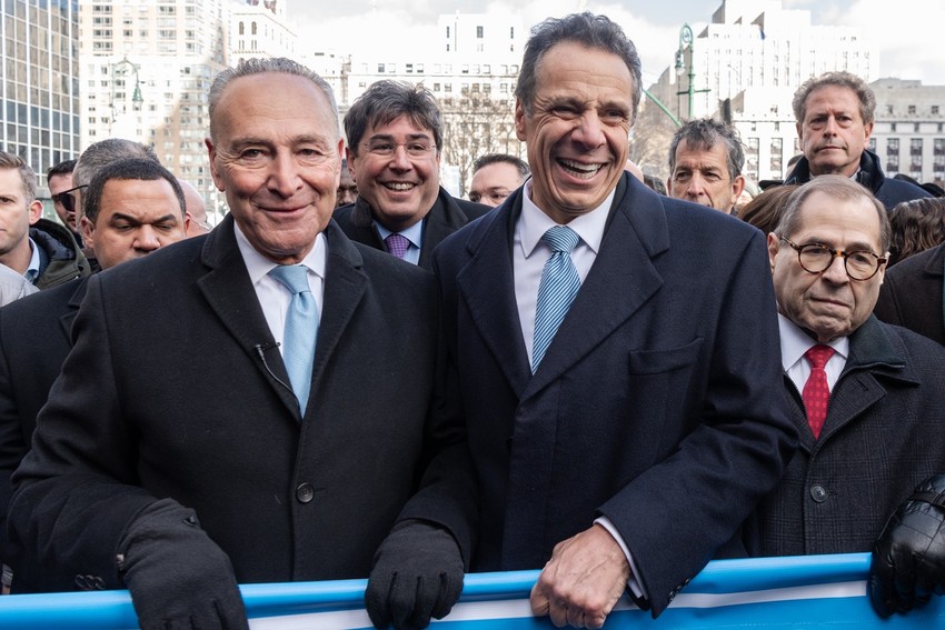 Kuomo (C) sa senatorom Čakom Šumerom (L) i kongresmenom Džerijem Nadlerom u januaru 
