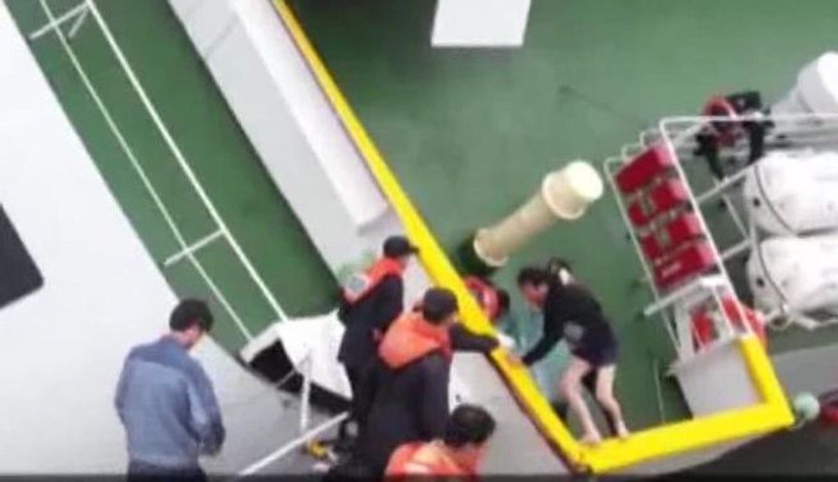 Kapitan promu Sewol wchodzi na pokład ekip ratunkowych