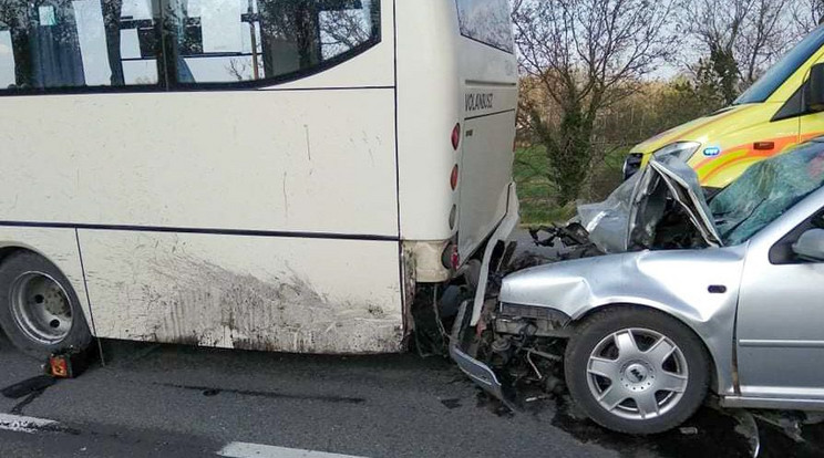 Autóbusz hátuljának ütközött egy személyautó a 82-es főúton / Fotó: Balesetinfo