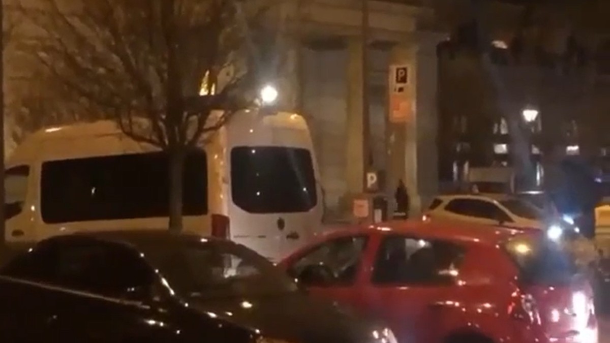 Elszabadult a pokol a Keletiben, civil és biztonsági őr csépelték egymást a parkolóban: videón az őrült csetepaté