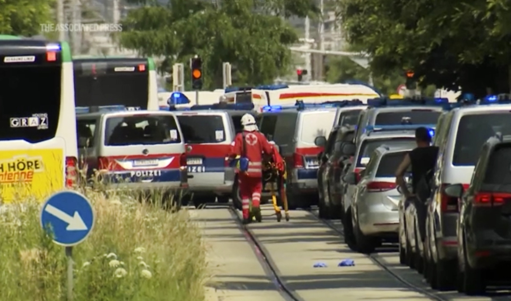 Na škole v rakúskom Grazi došlo k streľbe, pri ktorej zahynulo 10 ľudí.