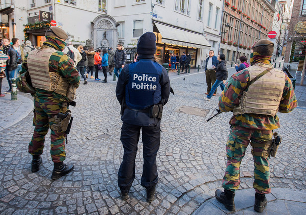 Akcja oddziałów specjalnych w centrum Brukseli. Wojsko otoczyło rynek i hotel