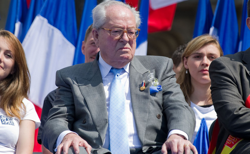 Według agencji AP wyrok jest zwycięstwem córki polityka Marine Le Pen, przewodniczącej FN i kandydatki tego ugrupowania w ubiegłorocznych wyborach prezydenckich we Francji. Marine Le Pen sama nakazała usunięcie ojca z partii.