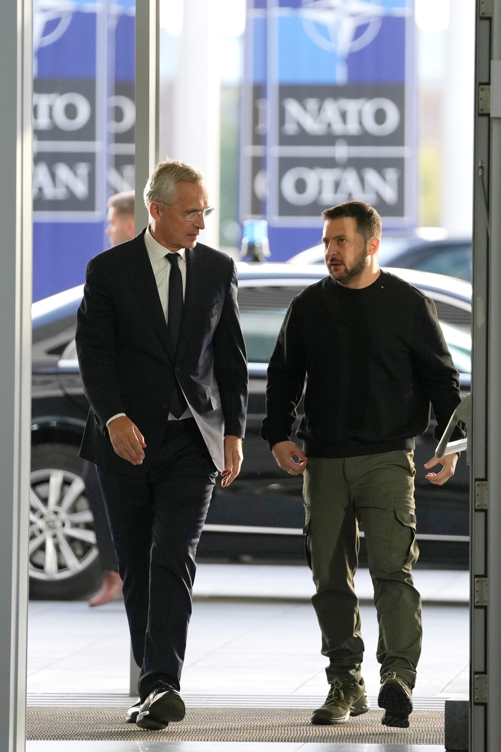 (Vpravo) je ukrajinský prezident Volodymyr Zelenskyj a generálny tajomník NATO Jens Stoltenberg pred stretnutím ministrov obrany NATO.