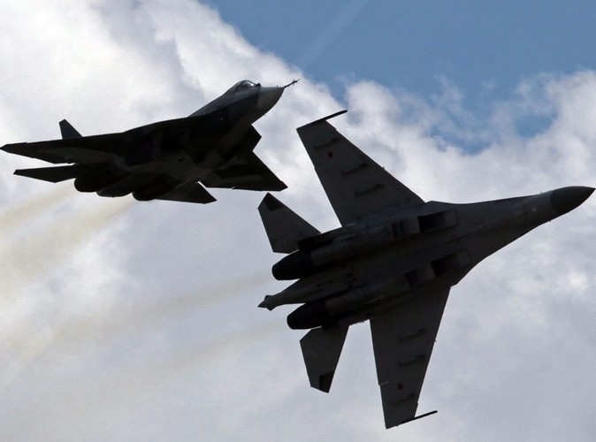 Supernowoczesny, niewidoczny dla radarów rosyjski myśliwiec T-50 (z lewej) i SU-35