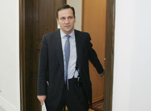 Sikorski: Uznajmy niepodległość Kosowa