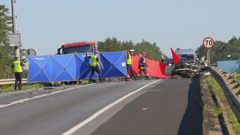 Koszmarny wypadek w Wielkopolsce. Nie żyją dwie osoby, siedem jest rannych