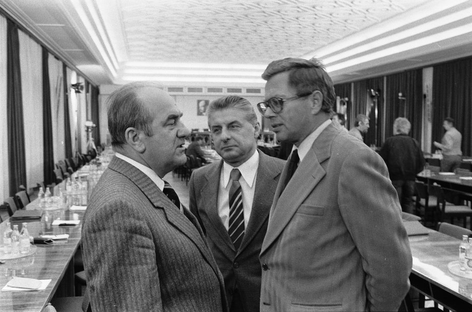 IV Plenum KC PZPR. Podczas przerwy w obradach, od lewej: Jan Szydlak, Jerzy Łukaszewicz i Maciej Szczepański