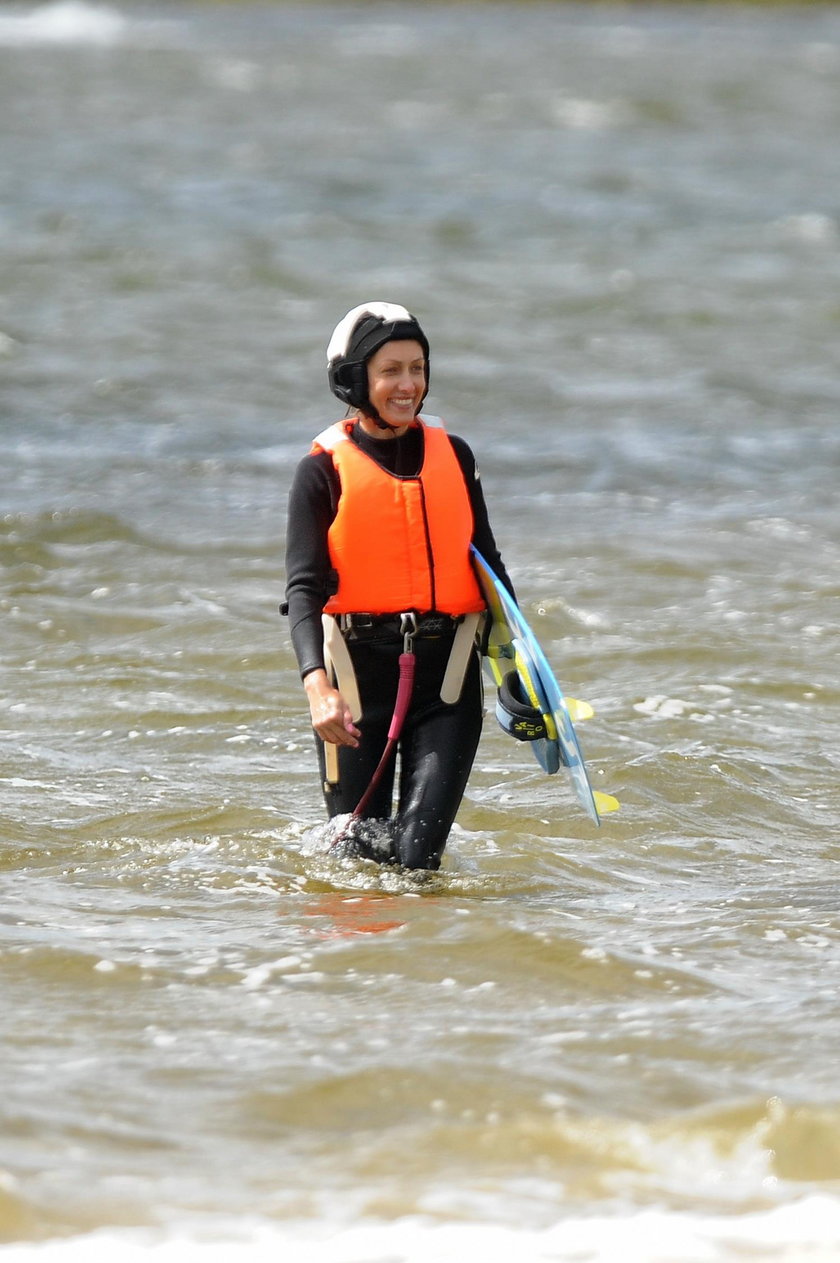 Anna Kalczyńska bierze lekcje kitesurfingu