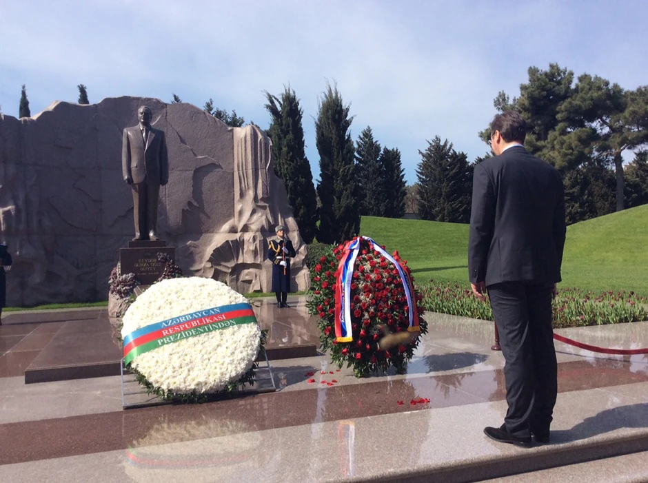Vučić je položio vence na grob nacionalnog lidera Gajdara Alijeva, kao i na kompleksu "Večni plamen" u Aleji velikana