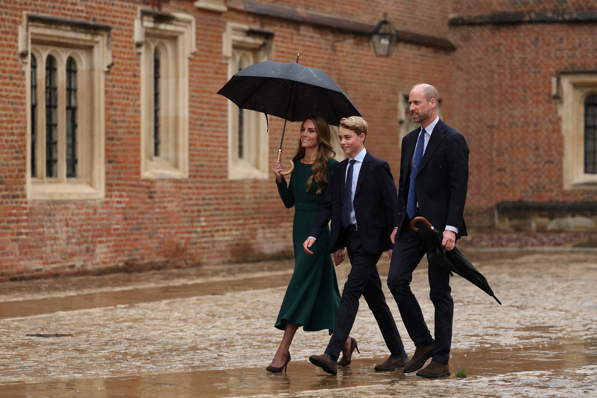 Kate a William s Georgeom pred jeho prvým dňom na prestížnej škole Eton.