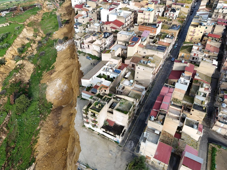 Gomila kuća je na ivici provalije