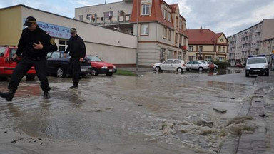 Potop w centrum Szczecinka, zalana ulica i chodnik